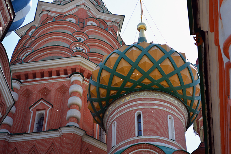 Detalhe da catedral St. Basil e os flocos de álamo  que voam por Moscou